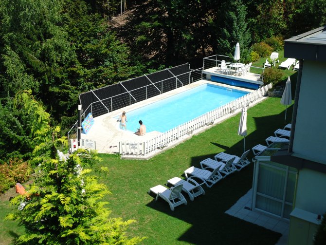 Ihr Swimmingpool mit großer Liegewiese für Haus Panorama Drobollach