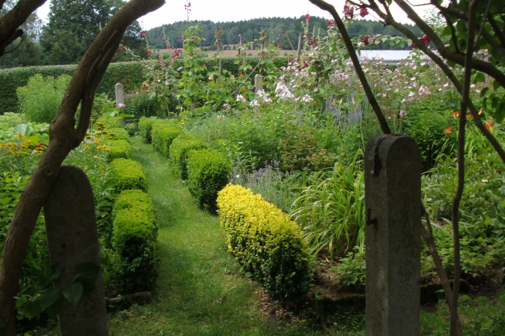 Im Bauerngarten aus Großmutters Zeiten können sie frische Kräuter schneiden und Beeren naschen.