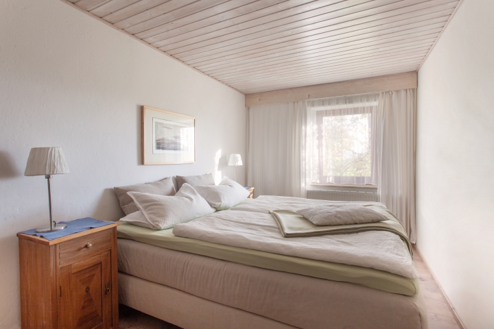 Ein Babybettchen oder ein Juniorbett für Kinder bis ca. 6 Jahre kann hinzu gestellt werden