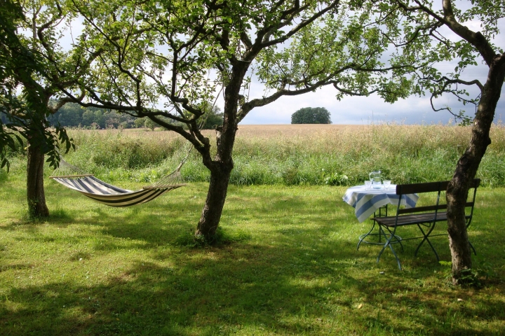 Viele lauschige Plätze erwarten Sie im zur Landschaft hin offenen Garten.