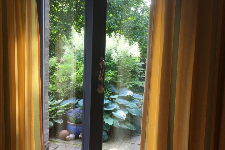 Von der Wohnküche treten Sie direkt ins Freie, wo sich Ihr Terrassenplatz befindet.