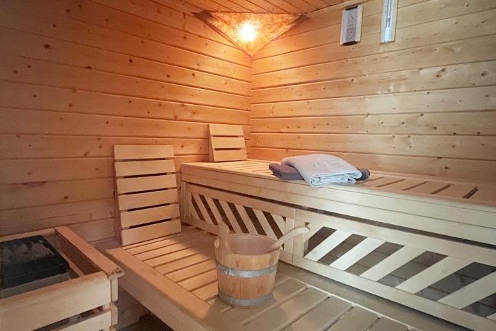 An kühlen Tagen lädt die Sauna ein, direkt von ihrer Wohnung zugänglich.