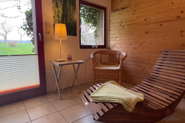 Vom Saunaruheraum kann man direkt in den Garten und auch die Außendusche nutzen