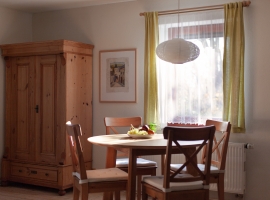 ein weiterer Essplatz im Wohnzimmer