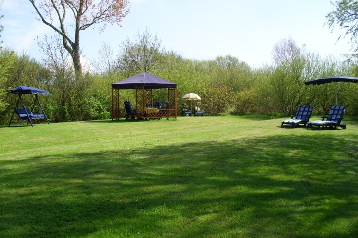 Teilansicht des Gartens mit Gartenmöbel und Pavillon.( Zur Zeit ist kein Pavillon vorhanden. Als Ersatz gibt es 2 große Marktschirme.