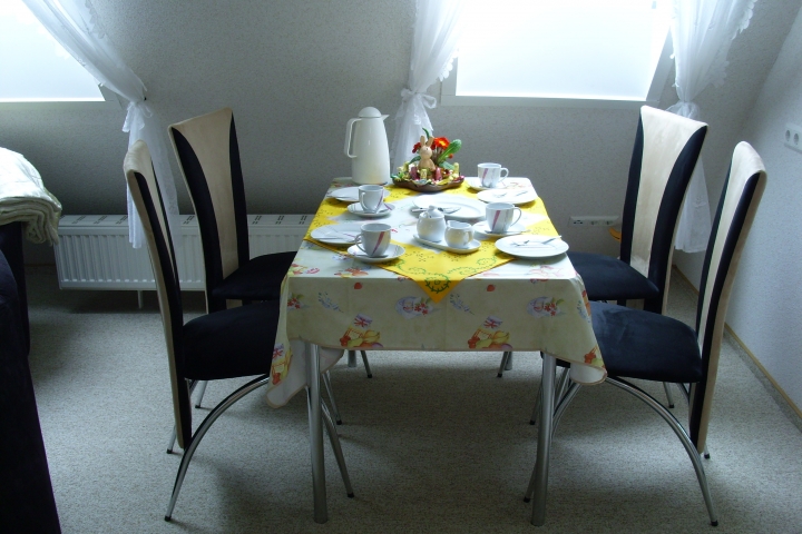 Der, für die Kaffetafel gedeckte Eßtisch.