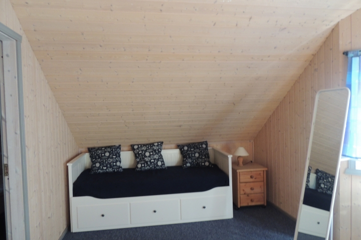 Bett auf der Empore - kann ausgezogen werden.