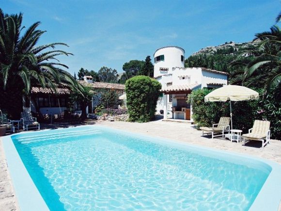 Can Alegria - Turmvilla mit Pool | Blick über privaten Pool 8x4x1,70 zur Villa