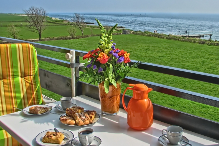 Aussicht vom Balkon, zum Strand nur ca. 30 m hier läst sich der Tag beginnen.