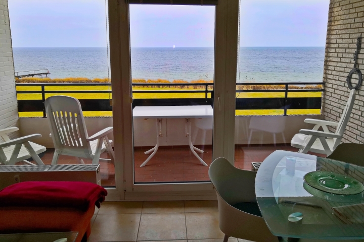 Aussicht vom Balkon, zum Strand nur ca. 30 m hier läst sich der Tag beginnen.