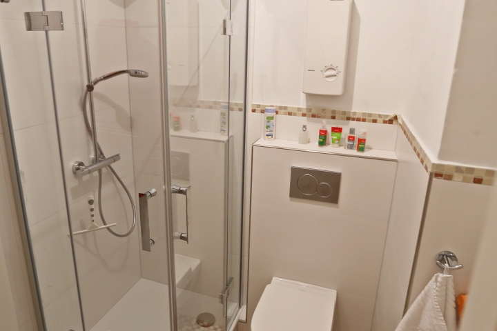 Moderne Überkopfbrause zu wohlfühlen