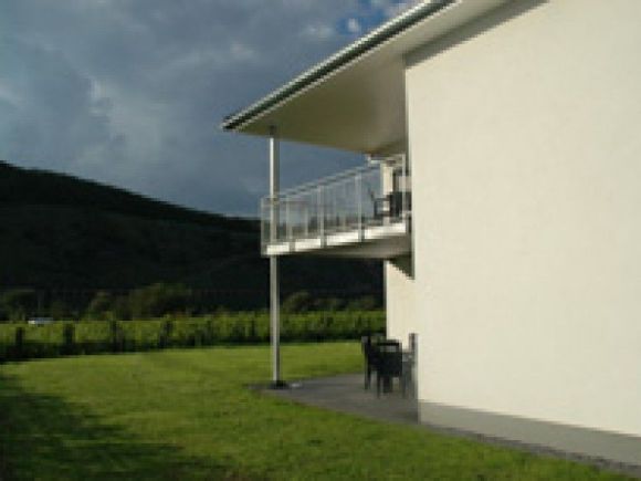 Seitenansicht Terrasse/ Balkon mit anschließender Liegewiese inmitten den Weinbergen