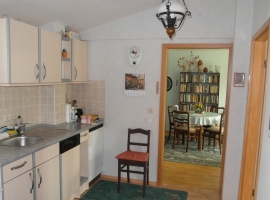 Küche mit Blick in das Wohnzimmer