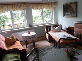 Wohnzimmer mit Aufbettung
