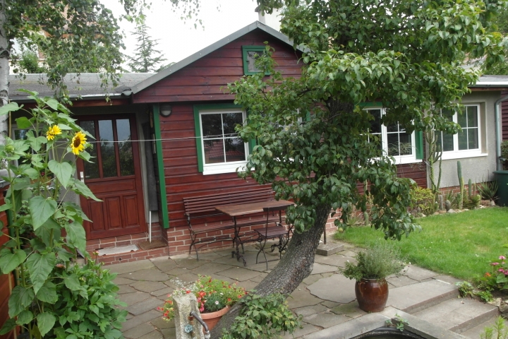 Fewo Dresden Kleinpestitz | Ferienhaus, Südseite mit Terrasse