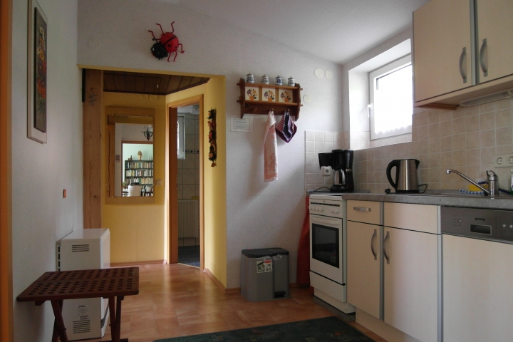 Blick vom Wohnzimmer in die Küche mit Eingang zum Bad.