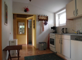 Blick vom Wohnzimmer in die Küche
