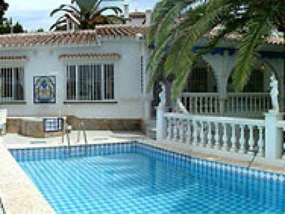 Ferienhaus Casa Martin | Südseite des Hauses mit Pool, Terrasse und Pavillion