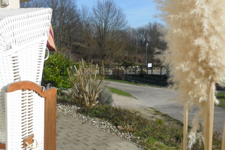Terrasse mit Strandkorb und Blick zur Ostsee