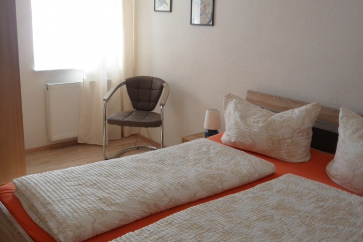 Schlafzimmer mit Doppelbett (höhenverstellbares Kopfteil) inkl. Bettwäsche