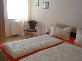 Schlafzimmer mit Doppelbett (höhenverstellbares Kopfteil) inkl. Bettwäsche