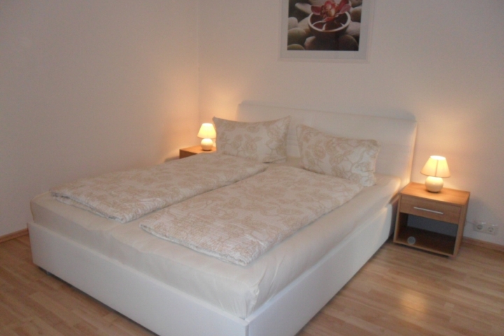 Doppelbett (inkl. höhenverstellbares Kopfteil)
