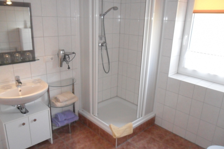 großes Bad mit Fenster