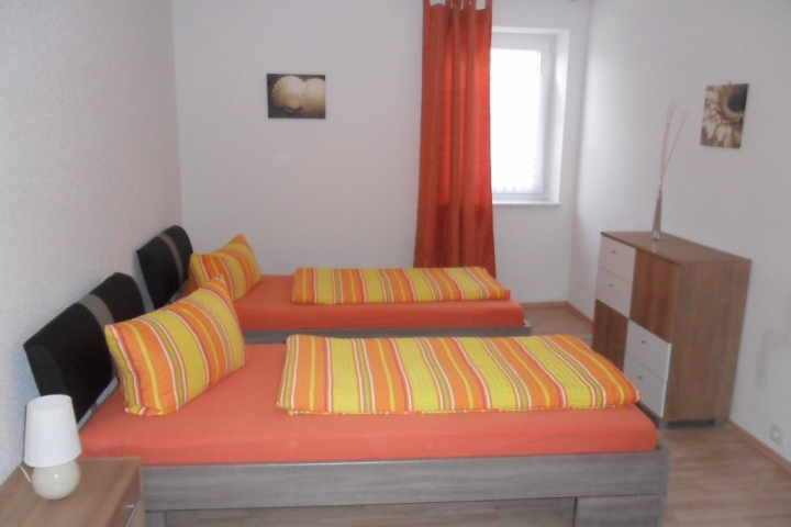 Schlafzimmer mit zwei Einzelbetten