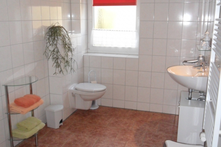 großes Bad mit Fenster