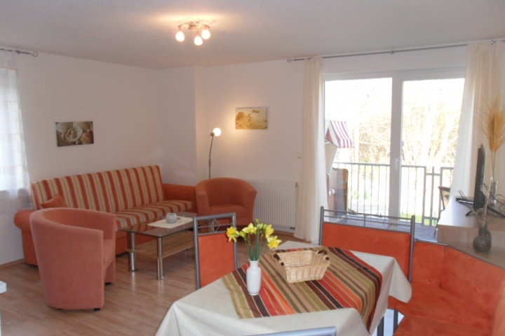 Wohnbereich mit Zugang zum Balkon