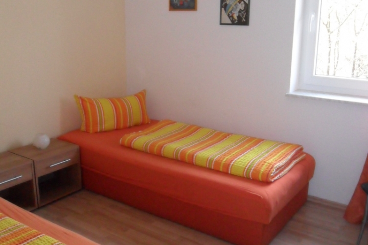 Schlafzimmer mit zwei Einzelbetten