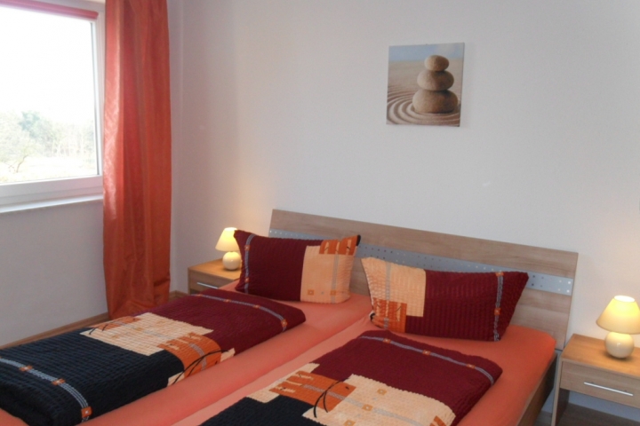Schlafzimmer mit Doppelbett und Balkon