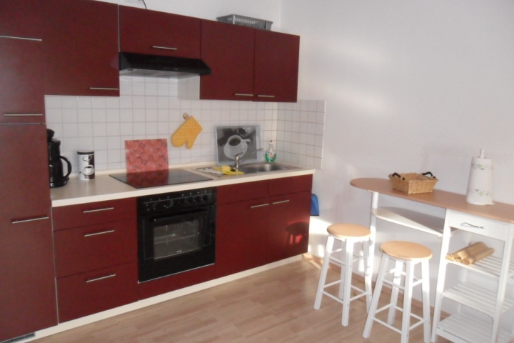 Küche mit Zugang zum Balkon