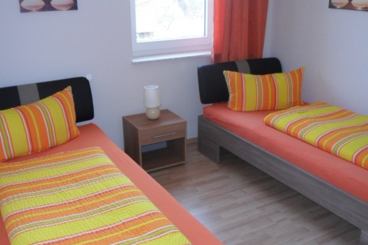 Schlafzimmer mit zwei Einzelbetten