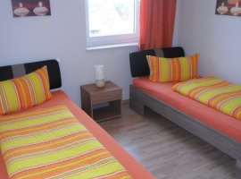Schlafzimmer mit zwei Einzelbetten