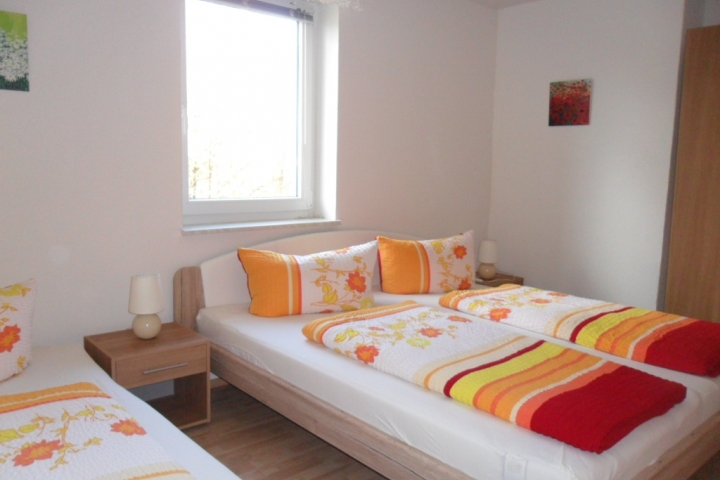 Schlafzimmer mit Doppel- und Einzelbett