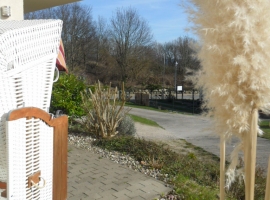 Terrasse mit Strandkorb und Blick zur Ostsee