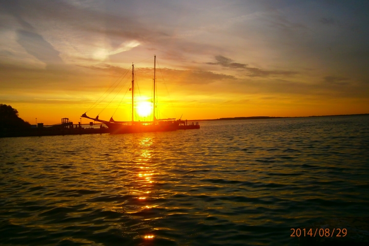 2 Master im Hafen beim Sonnenaufgang
