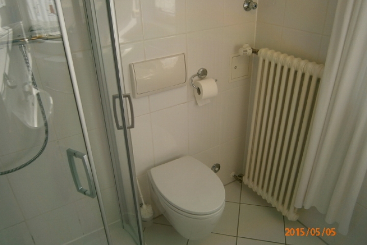 Bad mit Wand WC ,Waschtisch und Glasdusche