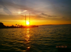 2 Master im Hafen beim Sonnenaufgang