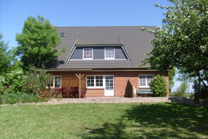 Der Garten, rechts die eigene Terrasse