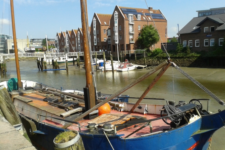   Husum , mit Hafen   