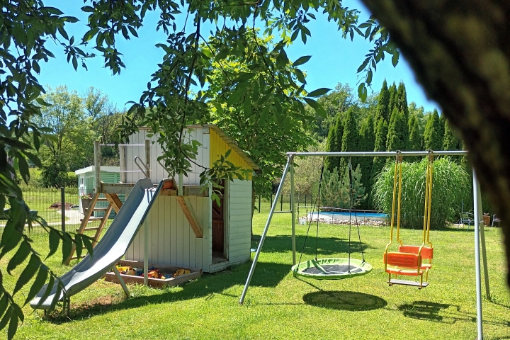 Kinderspielhäuschen mit Sandkasten, Rutsche und Schaukel direkt am Grillplatz