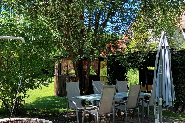 Unser Grillplatz mit großem Schwenkgrill und vielen Sitzmöglichkeiten (Holz inkl.)