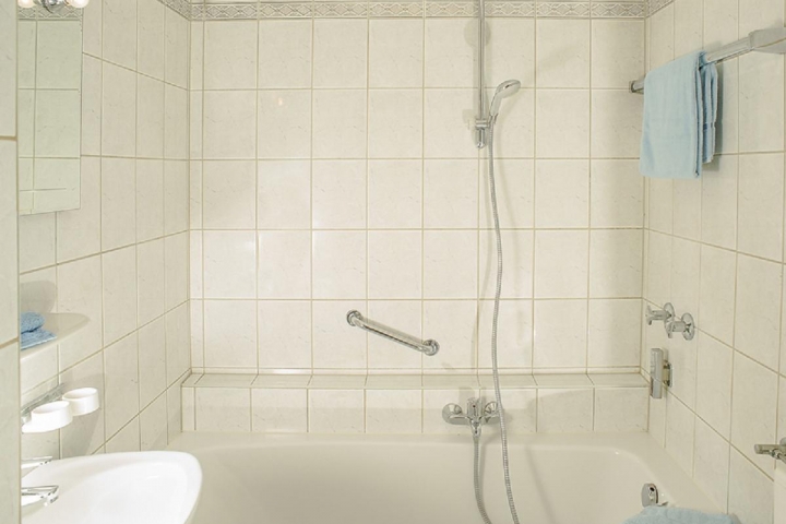 Blick ins Bad mit Wanne