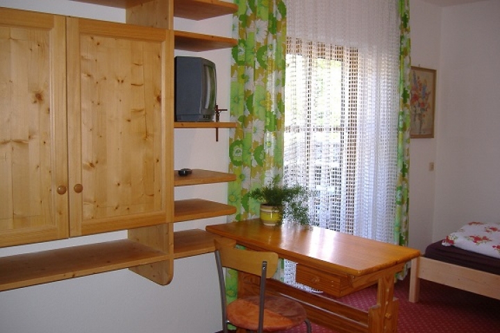 Einzelzimmer Nr. 4 mit Dusche/WC, TV und Balkon (Ostseite: Sonne morgens bis mittags) 