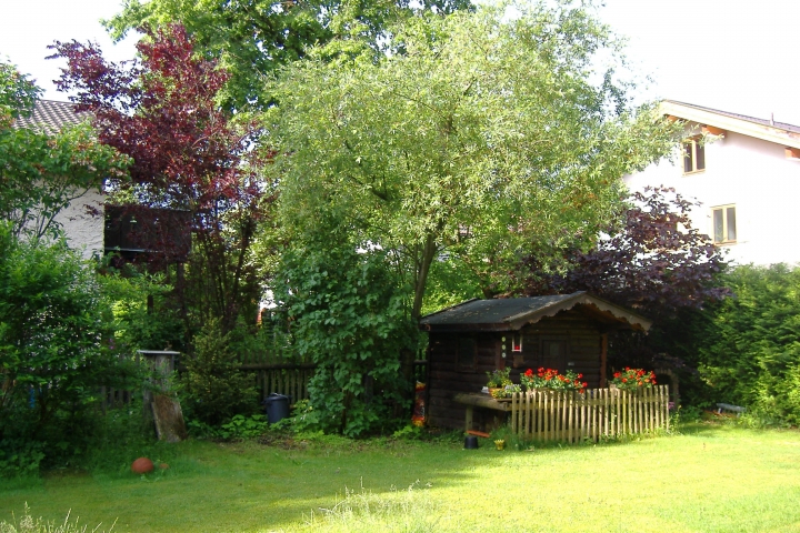 Blick in den Garten vom Frühstücksraum aus gesehen