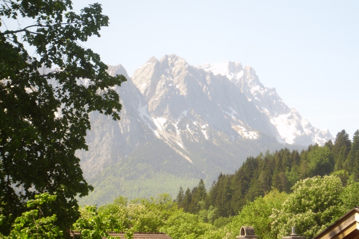 herrlicher Blick vom Balkon über das gesamte Wettersteingebirge (rechts hinten die Zugspitze) im Sommer ...