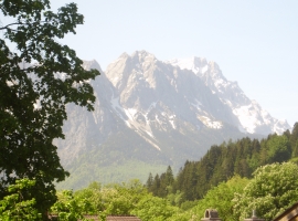 herrlicher Blick vom Balkon über das gesamte Wettersteingebirge (rechts hinten die Zugspitze) im Sommer ...