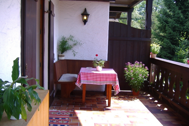 Urlaub pur auf dem Balkon! Sonne ab dem frühen Vormittag (Südseite) bis abends (ums Eck, Westseite)